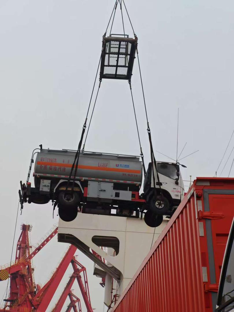 Grutage de marchandise au port