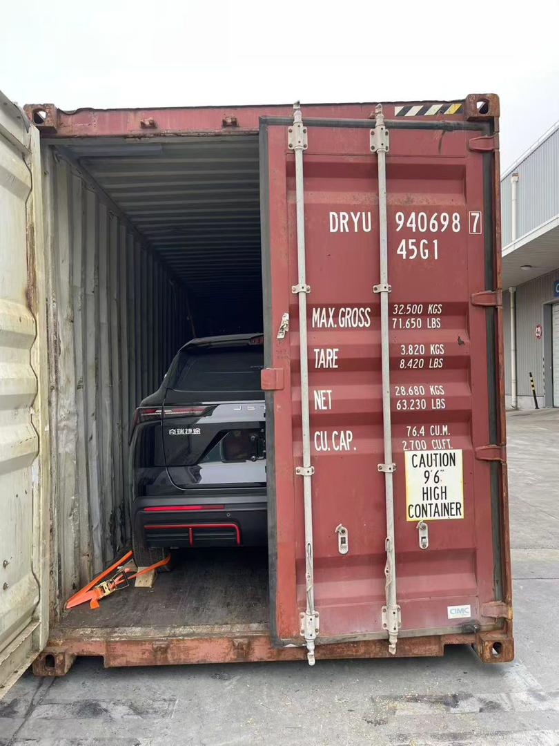 Vehicule charge en conteneur maritime